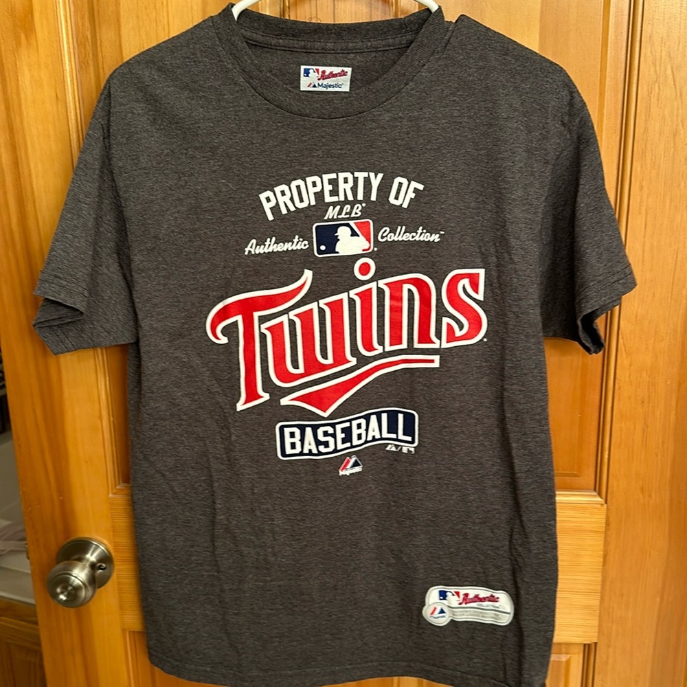 Minnesota Twins t-shirt- size medium. Excellent condition.
